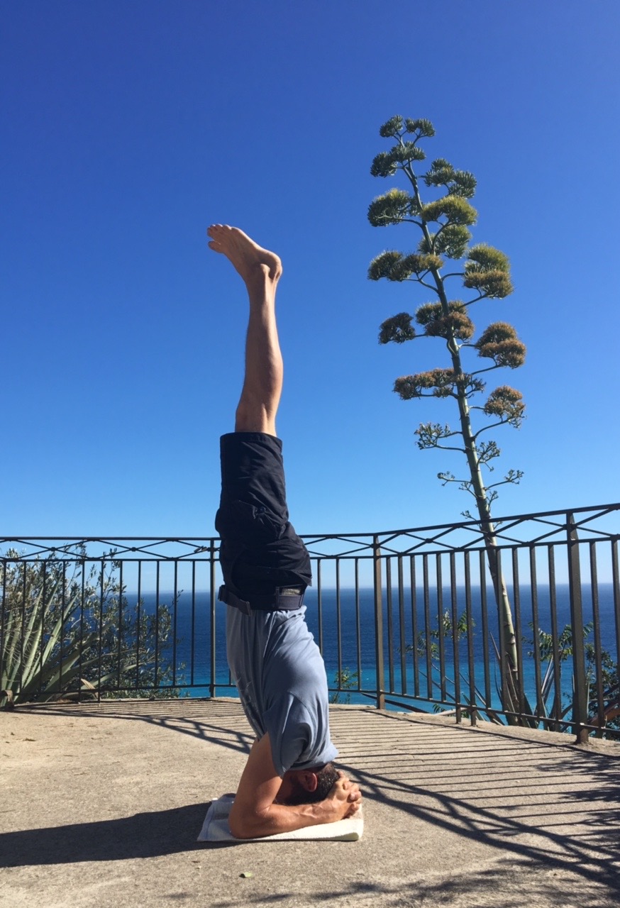 Pratique en ext&eacute;rieur face &agrave; la M&eacute;diterran&eacute;e, au-dessus de Nice