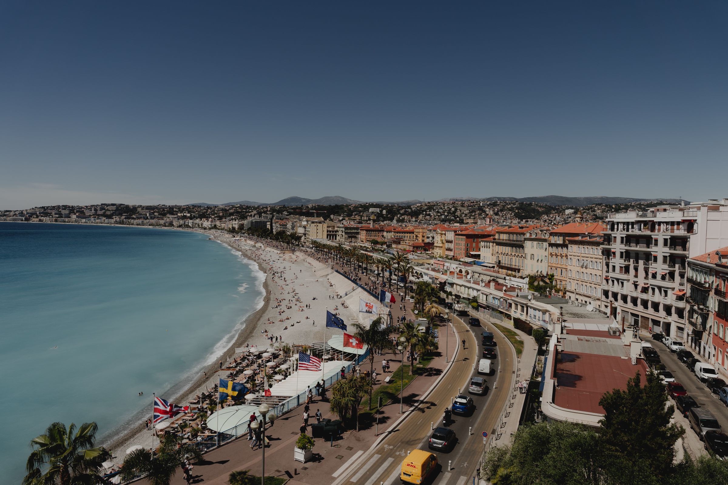 La baie des Anges et le front de mer de Nice vus depuis les hauteurs